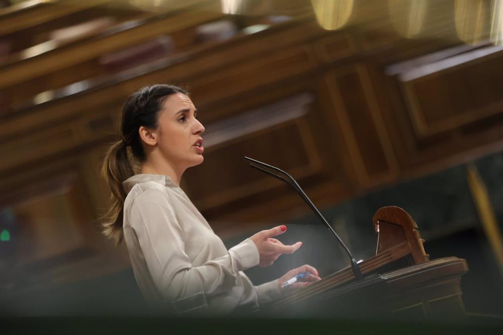 La ministra de Igualdad, Irene Montero, interviene durante una sesión plenaria, en el Congreso de los Diputados, a 29 de marzo de 2023, en Madrid (España). La