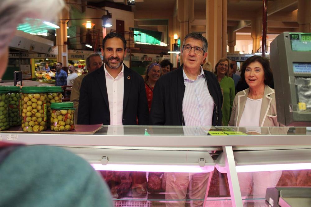 El portavoz del GPS en el Congreso, Patxi López; el secretario general del PSOE de Málaga, Daniel Pérez; y la candidata socialista a la Alcaldía, Carmen Segura, en una visita a Fuengirola El