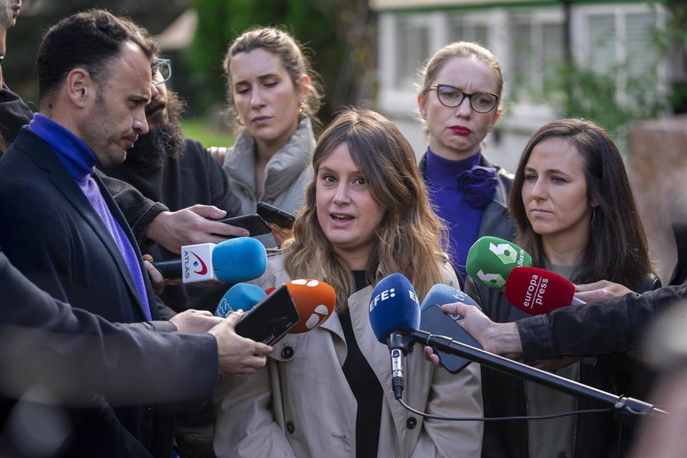 La portavoz de Unidas Podemos en la Asamblea, Alejandra Jacinto, atiende a los medios durante su visita a la Central Térmica de Orcasitas, a 17 de marzo de 2023, en Madrid (España). La