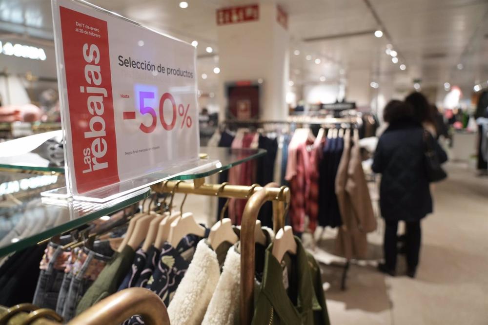 Archivo - Una mujer revisa ropa en el centro comercial El Corte Inglés Gran Vía, Archivo