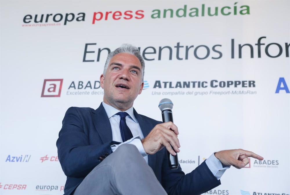 El coordinador del PP en España, Elías Bendodo, durante el turno de preguntas en el encuentro informativo organizado por Europa Press Andalucía (Sevilla) en el Restaurante Abades Triana, a 12 de abril de 2023 en Sevilla (Andalucía, España). El coordinador El