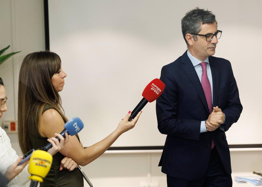 El ministro de la Presidencia, Relaciones con las Cortes y Memoria Democrática, Félix Bolaños, atiende a medios a su llegada al Consejo de la Juventud de España, a 12 de abril de 2023, en Madrid (España). El