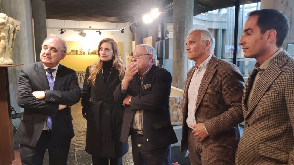 El consejero de Cultura, Gonzalo Santonja, visita la exposición 'Museo IA: el museo rescatado del olvido, de Ana Marcos' El