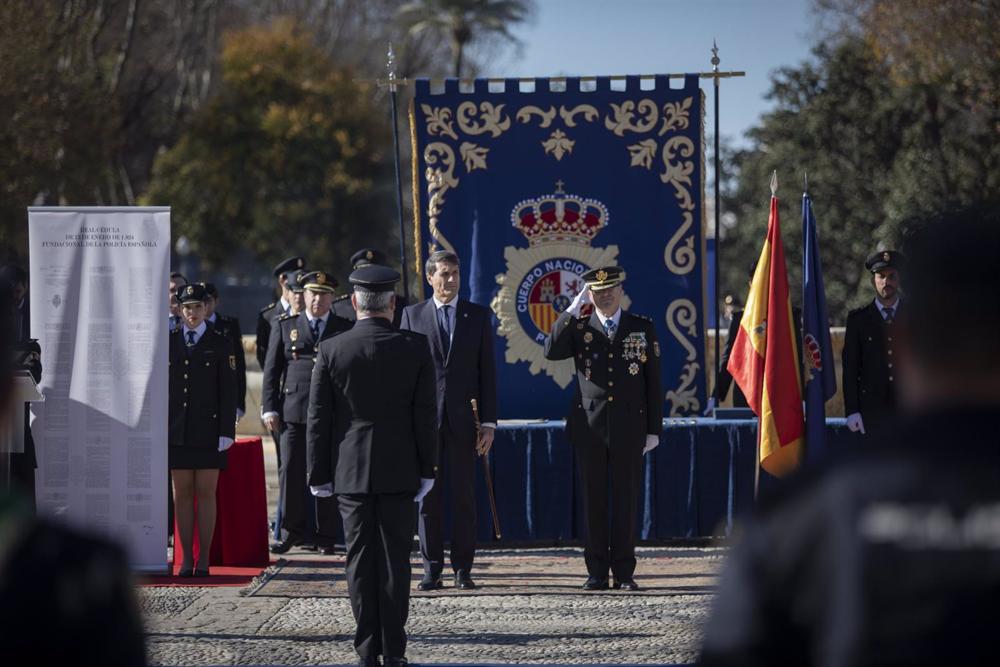 Archivo - El jefe Superior de la Policía de Andalucía Occidental, Andrés Martín Garrido (i); el delegado de Gobierno en Andalucía, Pedro Fernández (d) durante el acto en la Plaza de España. A 19 de enero de 2023, en Sevilla (Andalucía, España). La Policía Archivo