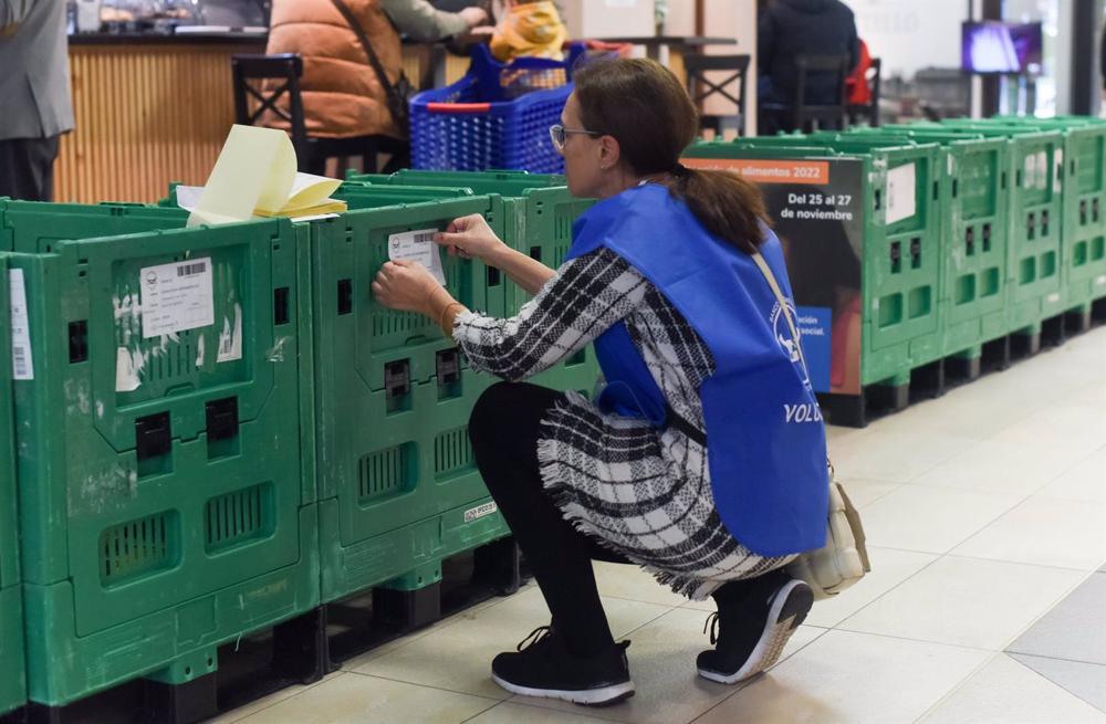Archivo - Voluntarios colaboran en la recogida de comida y donativos de la Fundación Banco de Alimentos de Madrid, en noviembre de 2022. Archivo