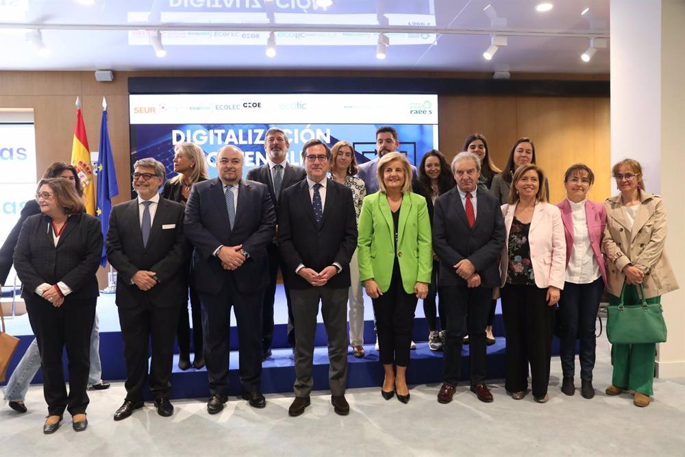 Foto de familia de los asistentes a la presentación de los resultados de la campaña ‘Digitalización Sostenible’ en la sede de la CEOE, a 12 de abril de 2023, en Madrid (España). La Fundación CEOE ha presentado los resultados de la campaña ‘Digitalización Foto