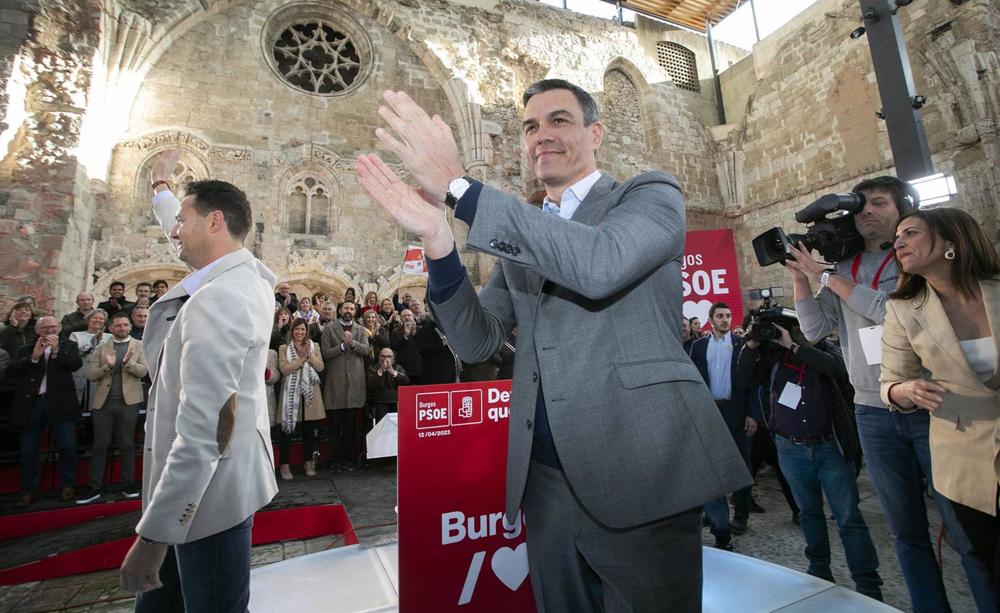 El presidente del Gobierno y secretario general del PSOE, Pedro Sánchez, participa en un acto junto al candidato del PSOE a la Alcaldía y actual alcalde, Daniel de la Rosa, a 12 de abril de 2023, en Burgos, Castilla y León (España). El