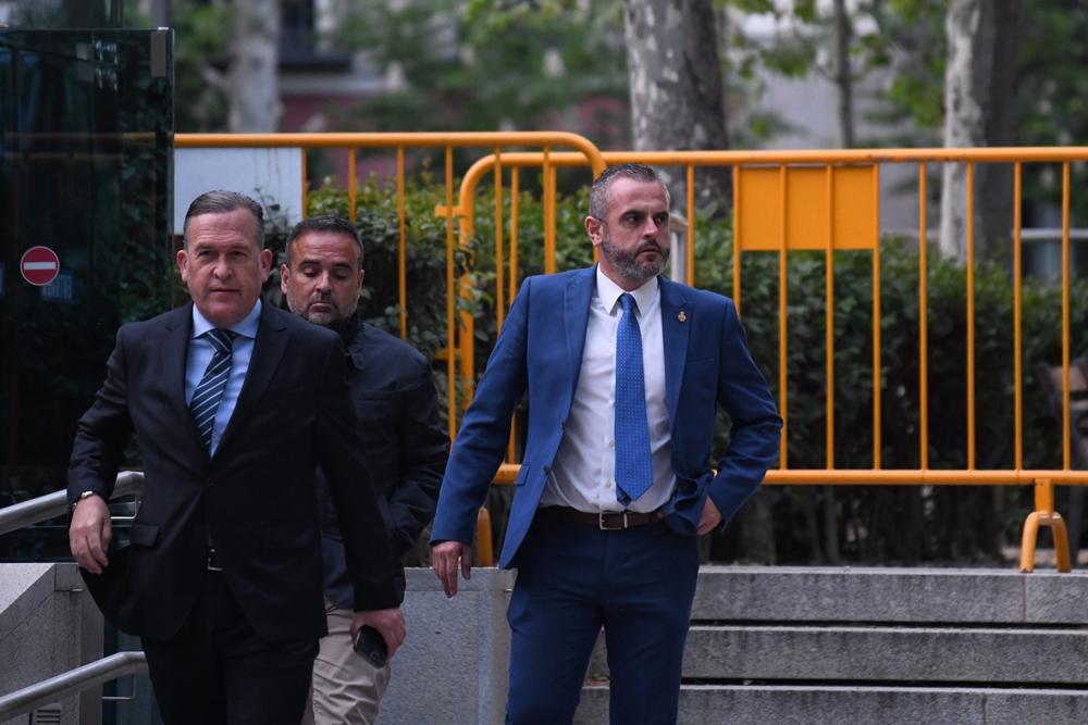 El teniente coronel de la Guardia Civil, David Oliva (d), a su salida de la Audiencia Nacional, a 12 de abril de 2023. El