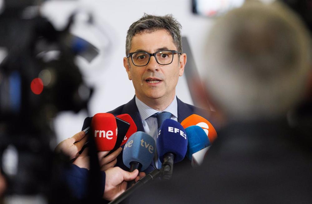 El ministro de la Presidencia, Relaciones con las Cortes y Memoria Democrática, Félix Bolaños, ofrece declaraciones a los medios durante un desayuno informativo organizado por el Ilustre Colegio de la Abogacía de Madrid (ICAM), a 13 de abril de 2023, en M El