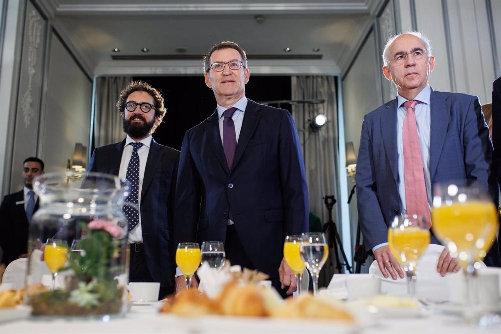 (I-D) El director del diario 'El Mundo', Joaquín Manso; el presidente del Partido Popular, Alberto Núñez Feijóo y el exdirector del diario 'El Mundo' Francisco Rosell, a su llegada un encuentro de 'El Mundo', en el Hotel Westin Palace, a 13 de abril de 20 (I-D)