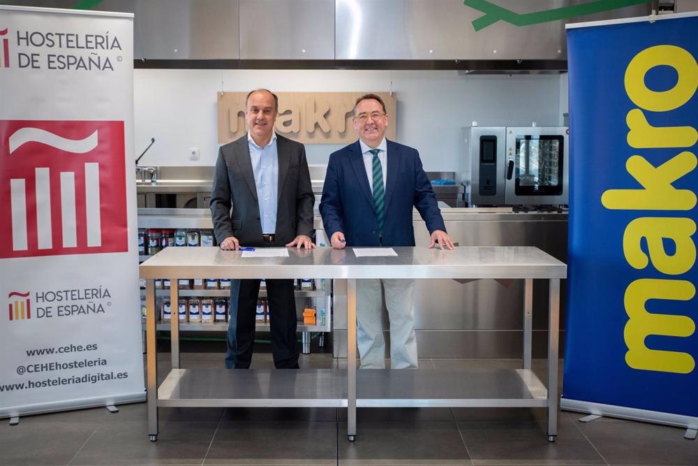 El director general de Makro en España, David Martínez, y el presidente de Hostelería de España, José Luis Yzuel El