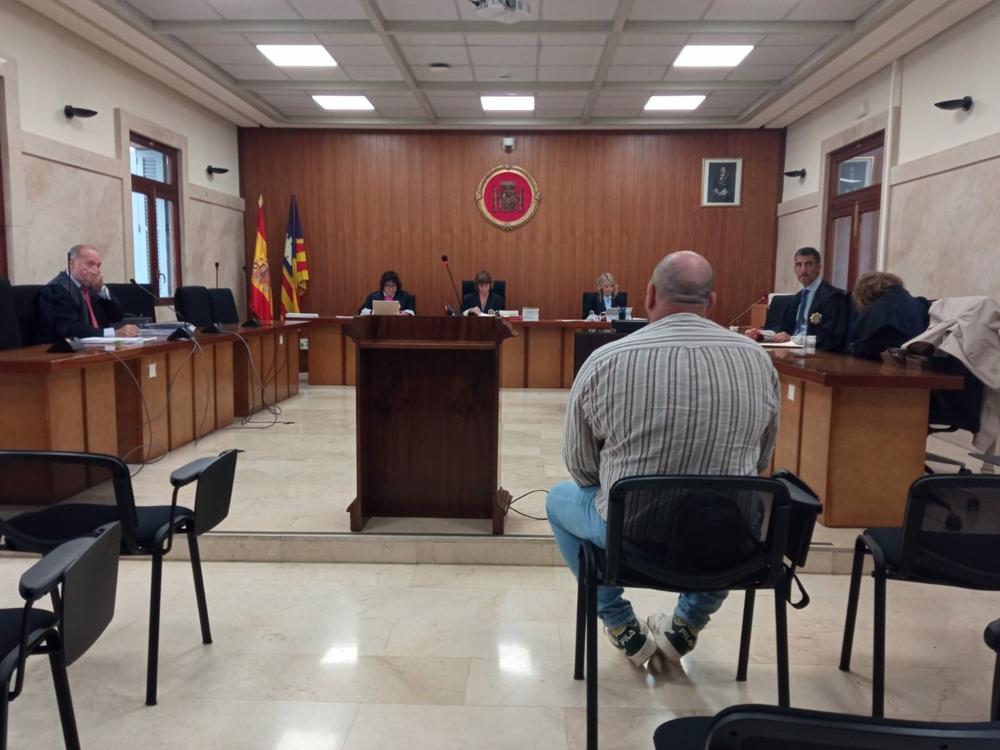 El acusado, de espaldas, antes de comenzar el juicio. El