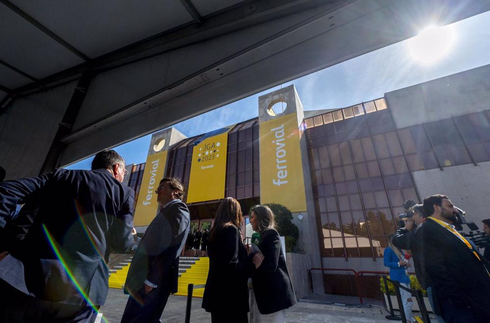 Exterior del auditorio ONCE antes de que comience la segunda convocatoria de la Junta General Ordinaria de Accionistas de Ferrovial, a 13 de abril de 2023, en Madrid Exterior