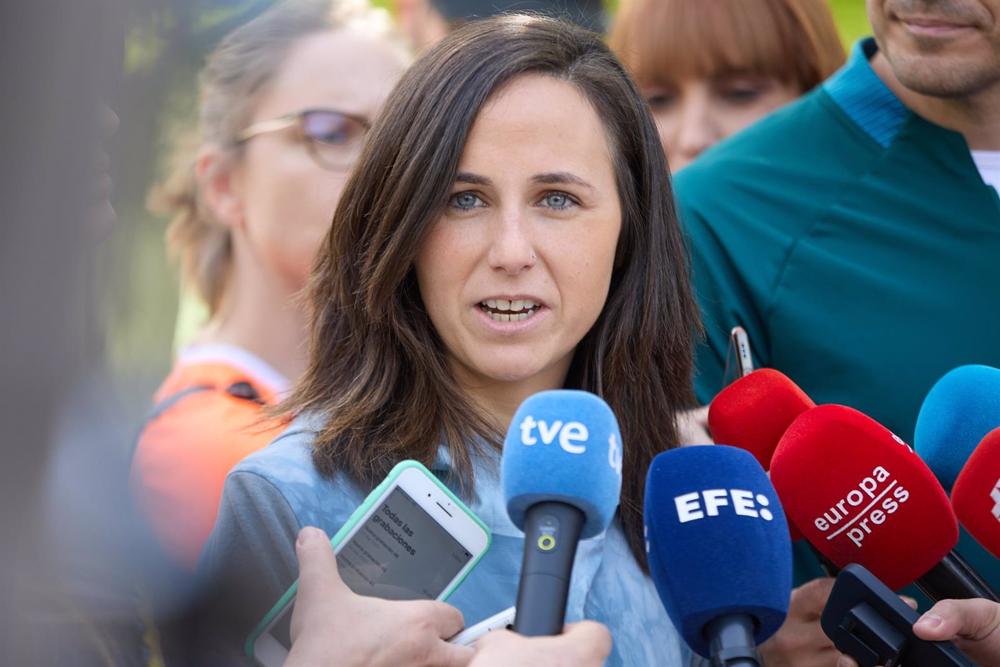 La secretaria general de Podemos y ministra de Derechos Sociales y Agenda 2030, Ione Belarra, realiza declaraciones a los medios de comunicación, en el Parque de El Retiro, a 9 de abril de 2023, en Madrid (España). La