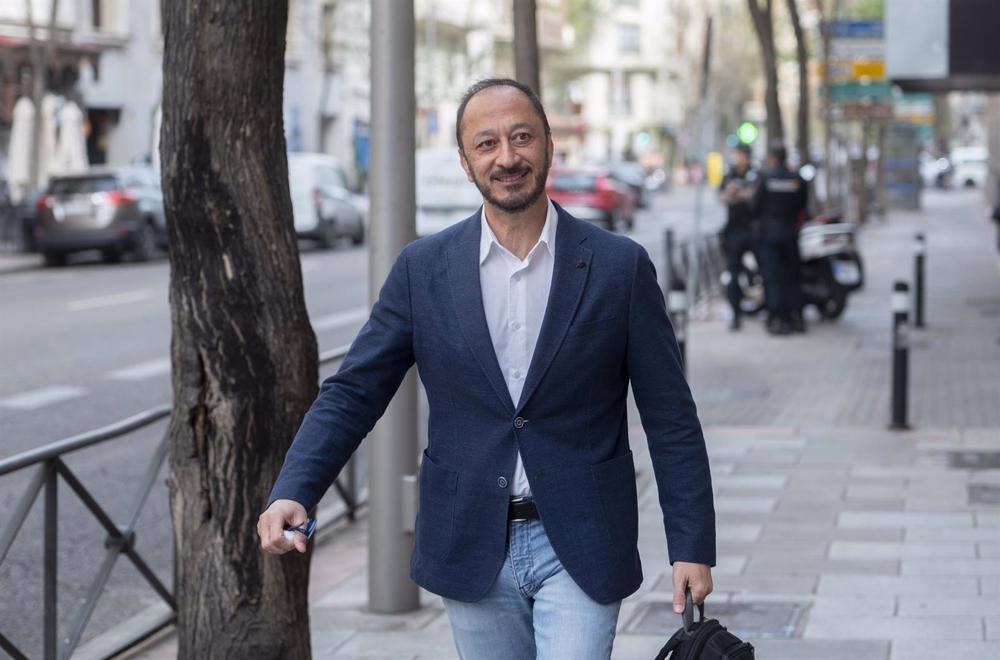 El vicepresidente del Congreso, el socialista Alfonso Rodríguez Gómez de Celis, a su llegada a la reunión de la Ejecutiva Federal del PSOE, en la sede de Ferraz, a 10 de abril de 2023, en Madrid (España). El