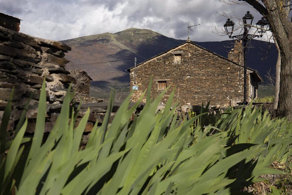 Vista del Pico Ocejón en la Sierra Norte, a 18 de marzo de 2023, en Campillo de Ranas, Guadalajara, Castilla-La Mancha (España). Vista