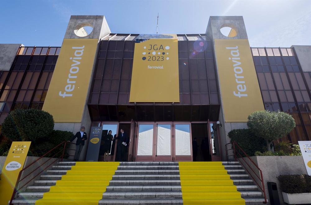 Exterior del auditorio ONCE antes de que comience la segunda convocatoria de la Junta General Ordinaria de Accionistas de Ferrovial, a 13 de abril de 2023, en Madrid (España). Durante la Junta, los accionistas han votado el traslado de la sede social de l Exterior