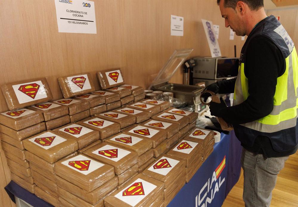 Un agente de Policía junto a la droga incautada de un laboratorio para el procesado de cocaína en Pontevedra Un