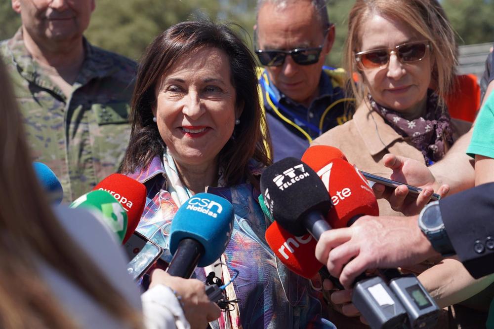 La ministra de Defensa, Margarita Robles, atiende a los periodistas. La
