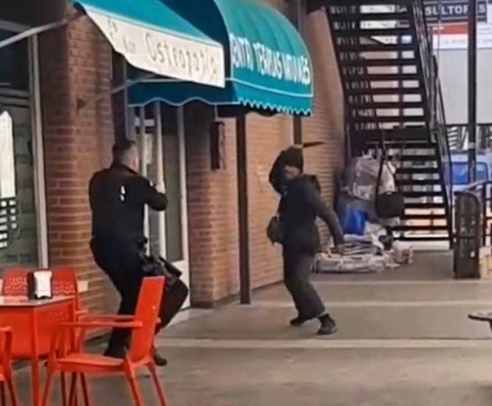 El detenido arremete contra un agente esgrimiendo un cuchillo de grandes dimensiones. El