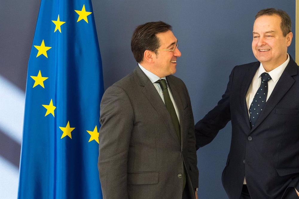 El ministro de Asuntos Exteriores, José Manuel Albares, y su homólogo serbio, Ivica Dacic, durante un encuentro en Belgrado El