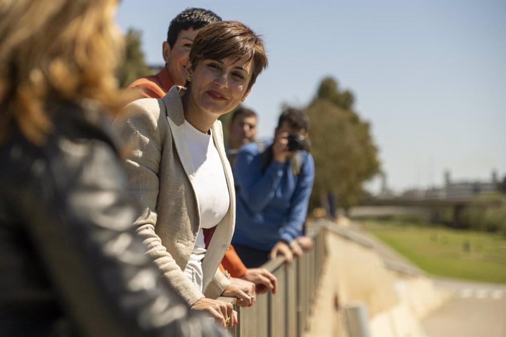 La ministra durante la visita a Sant Adrà de Besòs La