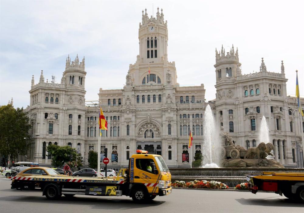 Archivo - Una grúa pasa por el Palacio de Cibeles durante una protesta por la ‘uberización’ del sector, a 7 de octubre de 2022, en Madrid (España). La concentración ha sido impulsada por la Asociación Nacional de Empresas de Salvamento y Auxilio en Vías P Archivo