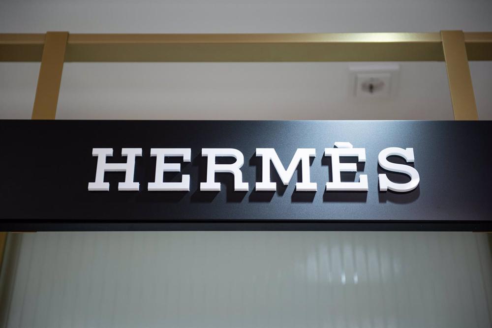 Archivo - FILED - 22 October 2020, Hamburg: The Hermes brand logo, can be seen at a Douglas store on Jungfernstieg. Hermes International shares fell the most in five years after the French luxury-goods maker reported lower revenue from its key leather-goo Archivo