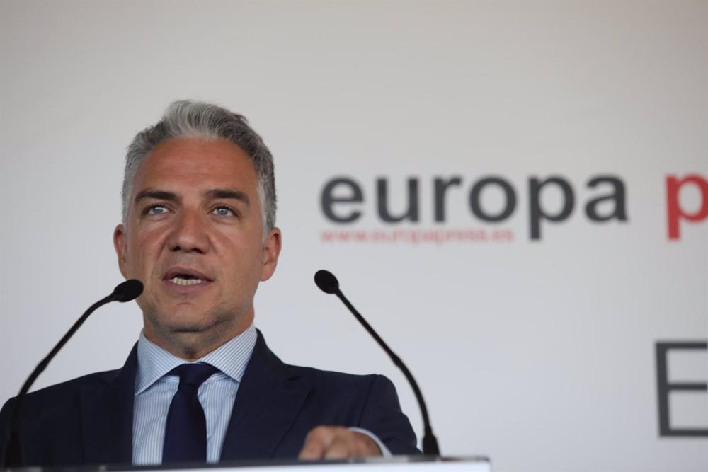 El coordinador del PP en España, Elías Bendodo, durante un encuentro informativo organizado por Europa Press Andalucía (Sevilla) en el Restaurante Abades Triana, a 12 de abril de 2023 en Sevilla (Andalucía, España). El