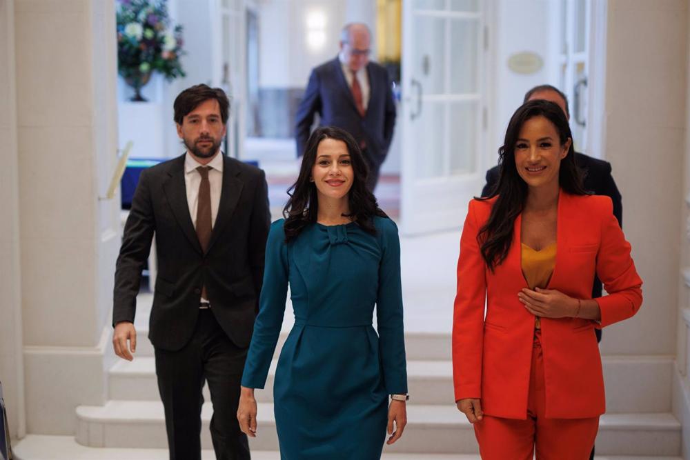 (I-D) El secretario General de Ciudadanos, Adrián Vázquez; la portavoz de CS en el Congreso, Inés Arrimadas, y la vicealcaldesa de Madrid, Begoña Villacís, a su llegada a un desayuno informativo del Fórum Europa. (I-D)