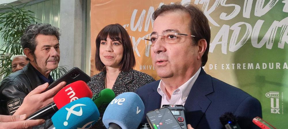 El presidente de la Junta, Guillermo Fernández Vara, atiende a los medios de comunicación, en una imagen de archivo. El