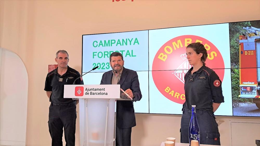 El jefe de Bombers de Barcelona Sebastià Massagué, el teniente de alcalde de Seguridad y Prevención Albert Batlle y la bombera de la unidad operativa de desarrollo de la división de operaciones e intervención Clara Latorre. El