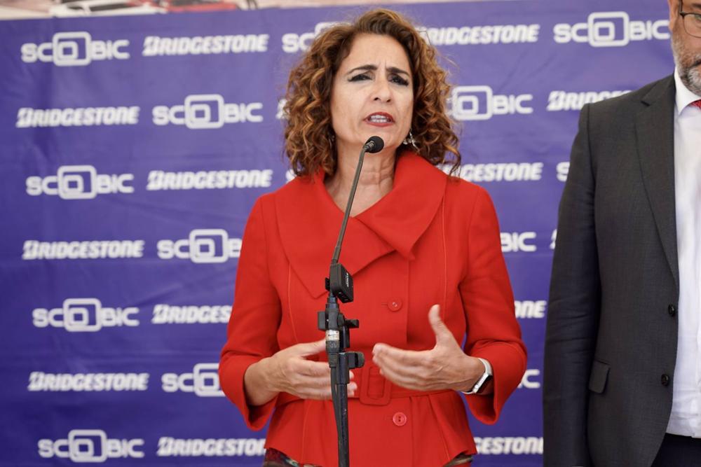 Archivo - La ministra de Hacienda y Función Pública, María Jesús Montero, durante la atención a los medios. A 14 de abril de 2023, en Utrera, Sevilla (Andalucía, España). La ministra de Hacienda y Función Pública, María Jesús Montero, ha acudido a la loca Archivo