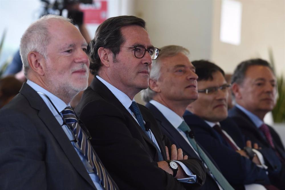 El presidente de la CEOE, Antonio Garamendi (2i), durante la presentación del 'Monitor de Empresas de la Economía Sénior 2023' en Fundación Mapfre, a 14 de abril de 2023, en Madrid (España). El