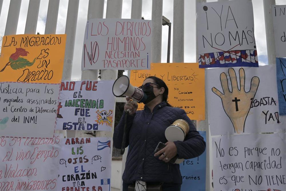 Activist protests the death of migrants in an INM center in Ciudad Juarez Activist