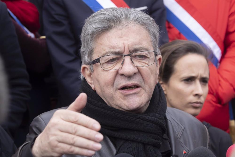 Mélenchon dénonce la promulgation nocturne de la loi sur les retraites comme une «démonstration d’arrogance»