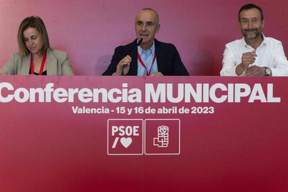El alcalde y candidato a la alcaldía de Sevilla por el PSOE, Antonio Muñoz, en la primera jornada de la celebración de la Conferencia Municipal del Partido Socialista, en la Ciudad de las Artes y las Ciencias, a 15 de abril de 2023, en Valencia. El