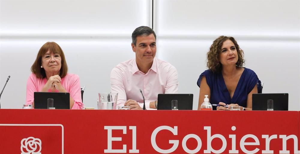 Archivo - (I-D) La vicepresidenta primera del Senado y presidenta del PSOE, Cristina Narbona; el presidente del Gobierno y secretario general del PSOE, Pedro Sánchez y la número dos del partido y ministra de Hacienda y Función Pública, María Jesús Montero Archivo