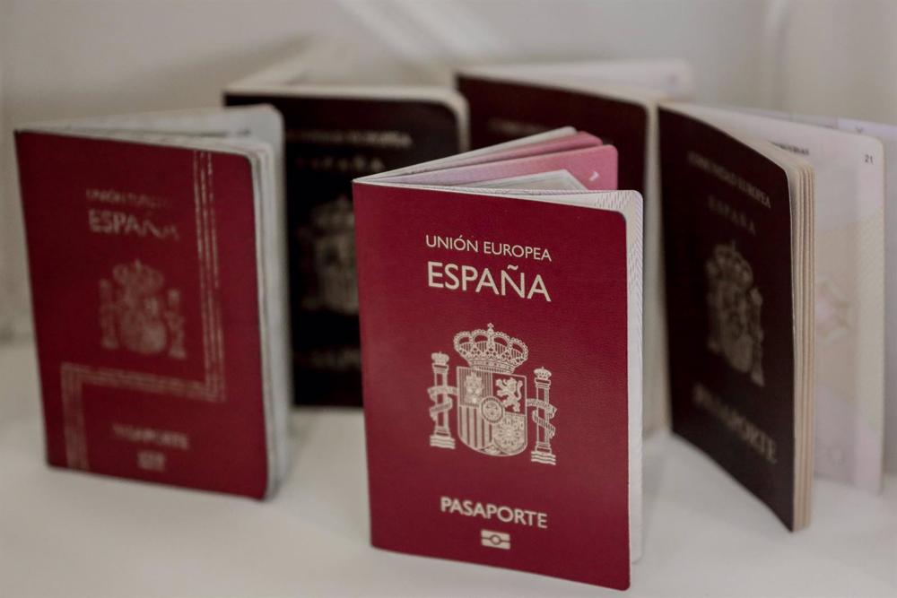 Archivo - Varios pasaportes españoles Archivo