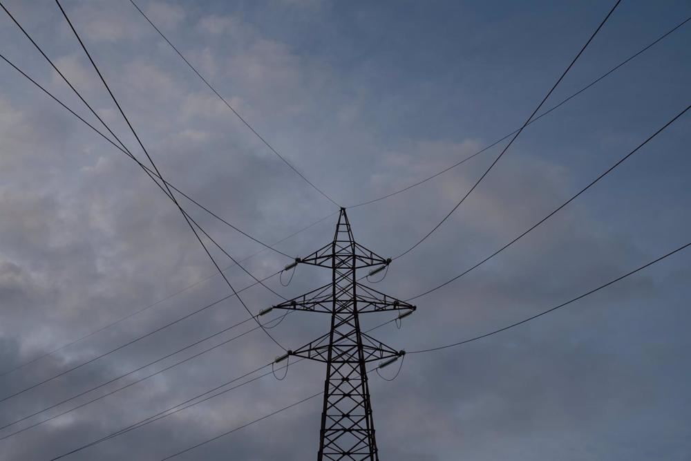 Archivo - Tendido eléctrico, a 31 de diciembre de 2022, en Barcelona, Cataluña (España). Archivo