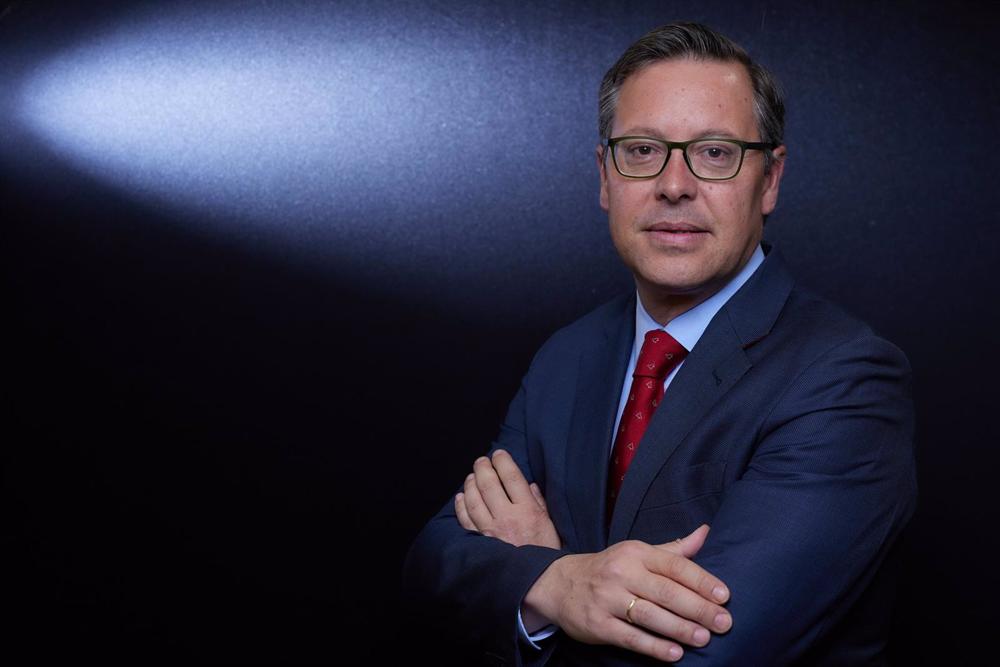 El secretario general del Partido Popular de Madrid y director de la campaña electoral del partido, Alfonso Serrano, posa para Europa Press, a 12 de abril de 2023, en Madrid (España). Alfonso Serrano es secretario general del PP de Madrid desde mayo de 20 El