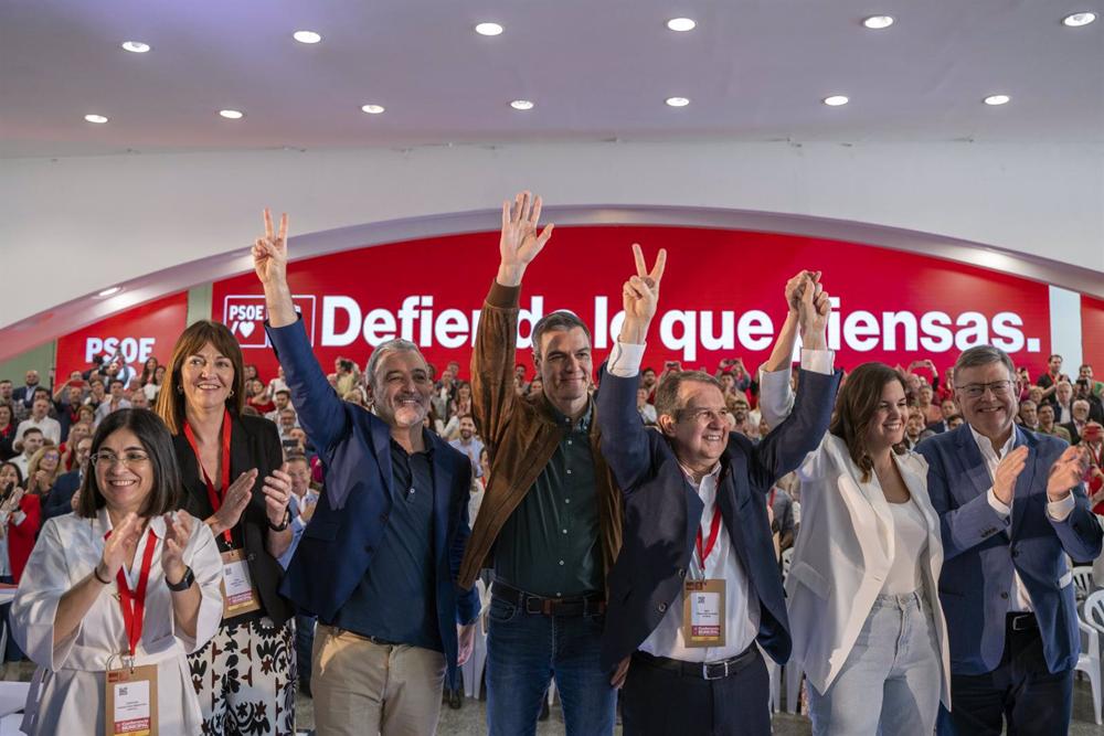 (I-D) La candidata del PSOE a la Alcaldía de Las Palmas de Gran Canaria, Carolina Darias; la vicelehendakari, Idoia Mendia; el secretario general del PSOE y presidente del Gobierno, Pedro Sánchez, el alcalde de Vigo, Abel Caballero; la candidata del PSPV (I-D)