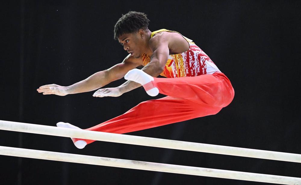 El gimnasta español Thierno Diallo durante su ejercicio en la final de paralelas del Europeo de Gimnasia Artística 2023 El