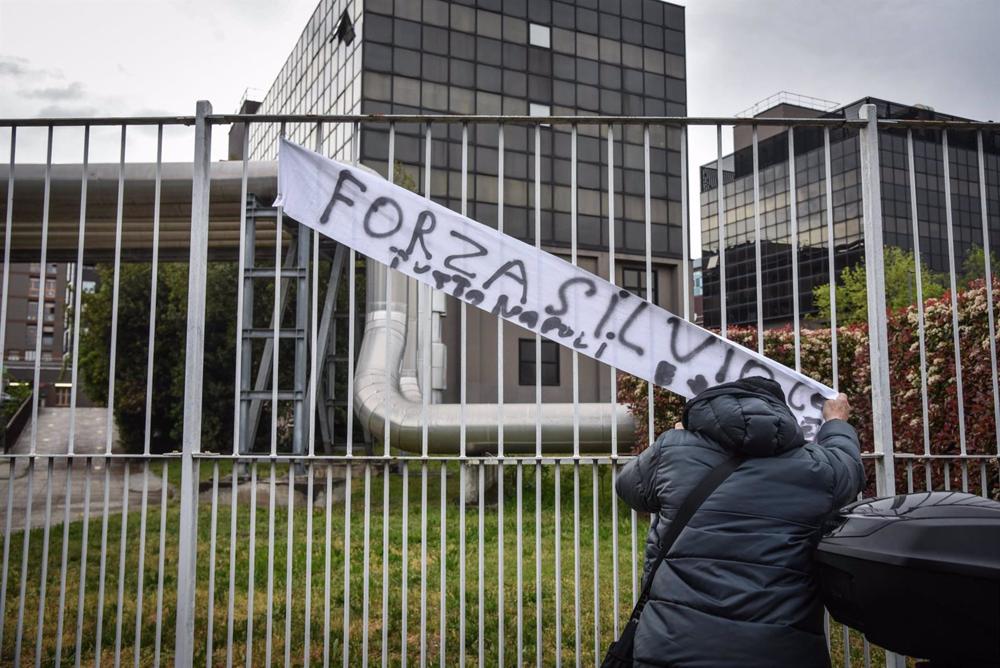 Berlusconi verlässt die Intensivstation und bleibt im Krankenhaus