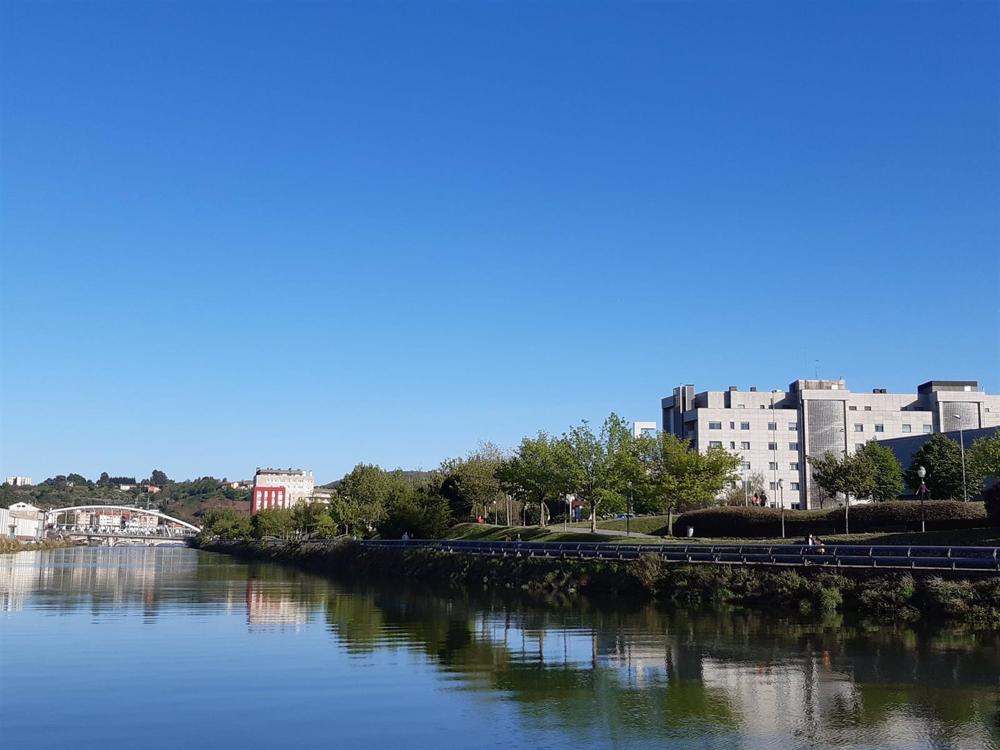 Archivo - Cielo soleado sobre el río Galindo. Archivo