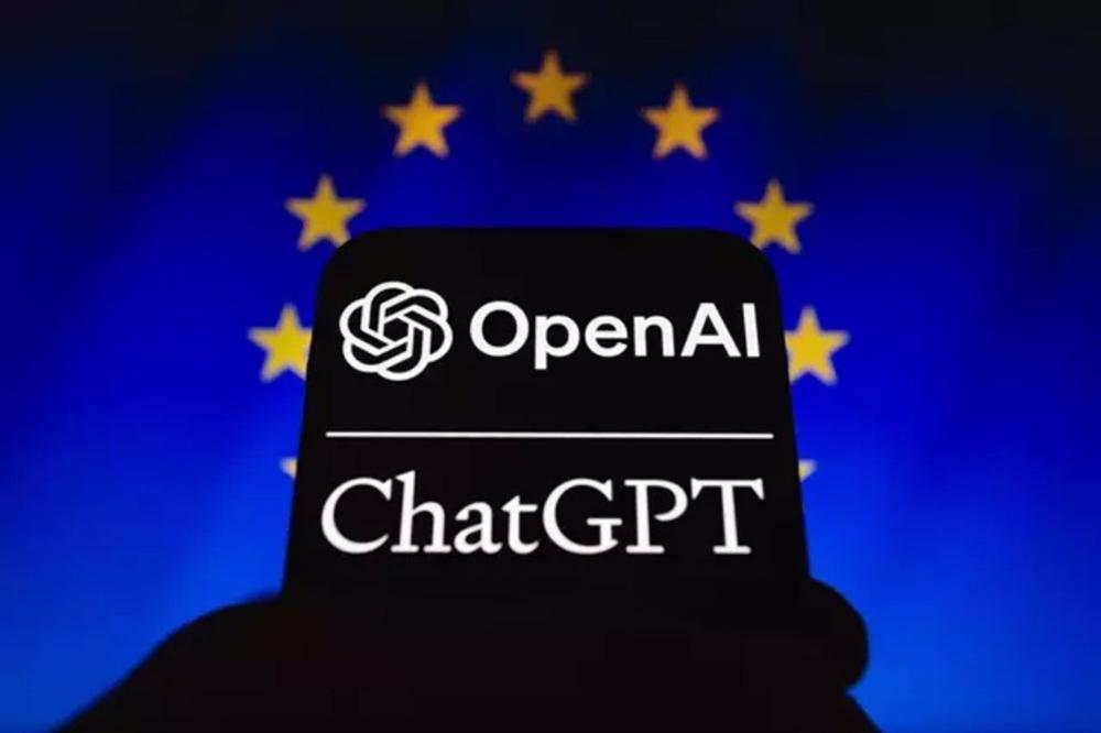 Imagen de archivo del logo de ChatGPT frente a la bandera de la UE. Imagen