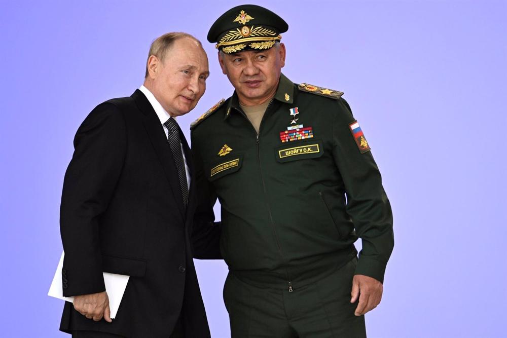 Archivo - El presidente ruso, Vladimir Putin, y el ministro de Defensa, Sergei Shoigu. Archivo