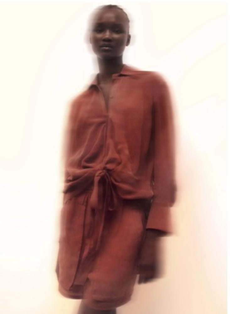 Zara, en colaboración con la compañía especializada en reciclaje textil Circ, ha lanzado la primera colección realizada con materiales reciclados procedentes de residuo textil de mezclas de poliéster y algodón Zara,