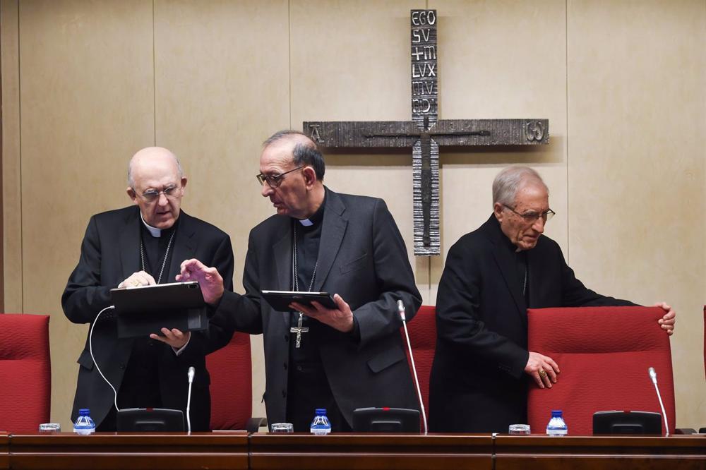 El cardenal arzobispo de Madrid, Carlos Osoro; el presidente de la Conferencia Episcopal Española, Juan José Omella Juan José Omella, y el cardenal Antonio María Rouco Varela,en la 121º Asamblea Plenaria de los obispos españoles. El