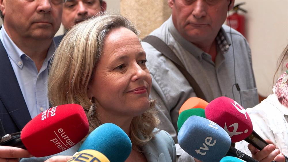 La vicepresidenta primera, Nadia Calviño, atiende a los medios en Cáceres La